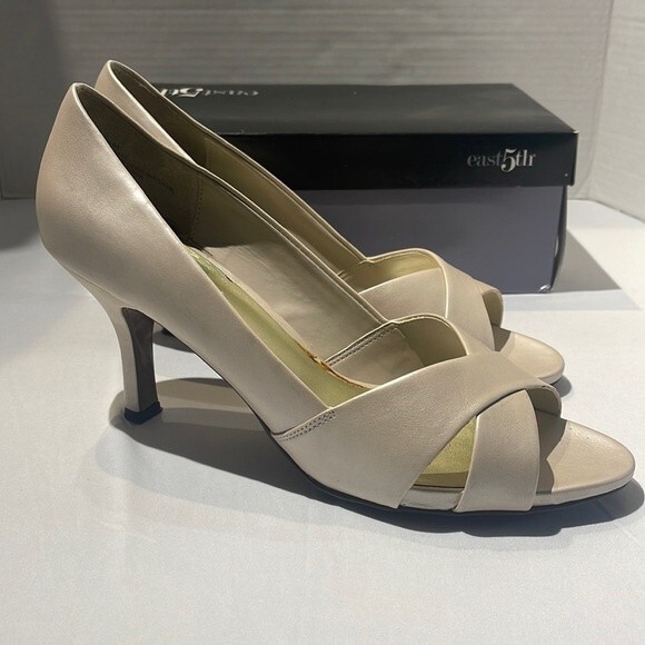 East 5th Savannah Shoes. Size 9.5. Bone color. - Picture 1 of 10
